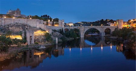 simsearch:6119-09054378,k - Puente de San Martin Bridge and San Juan des los Reyes Monastery reflected in the Tajo River, Toledo, Castilla-La Mancha, Spain, Europe Photographie de stock - Premium Libres de Droits, Code: 6119-09061989