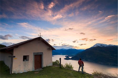 simsearch:841-09085894,k - Hiker at the church of San Domenico admires Lake Como framed by pink sky at dawn, Cremia, Lombardy, Italian Lakes, Italy, Europe Photographie de stock - Premium Libres de Droits, Code: 6119-09062007