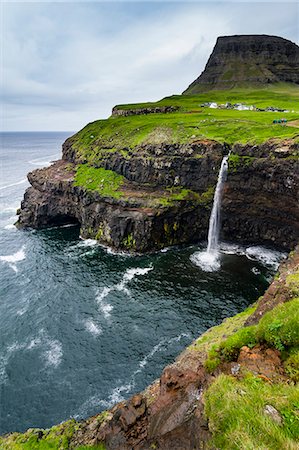 simsearch:6119-09074618,k - Gasadalur waterfall into the ocean, Vagar, Faroe Islands, Denmark, Europe Fotografie stock - Premium Royalty-Free, Codice: 6119-09062037