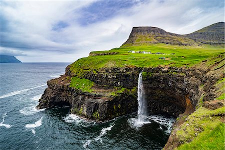 promontoire - Gasadalur waterfall into the ocean, Vagar, Faroe Islands, Denmark, Europe Foto de stock - Sin royalties Premium, Código: 6119-09062036