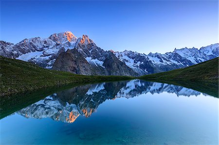 Mont Blanc reflected in Lac Checrouit (Checrouit Lake) at sunrise, Veny Valley, Courmayeur, Aosta Valley, Italy, Europe Photographie de stock - Premium Libres de Droits, Code: 6119-09062112