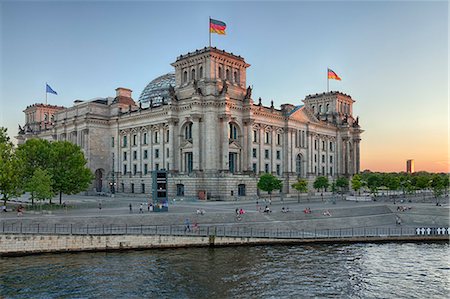 simsearch:6119-09073879,k - Reichstag Parliament Building at sunset, Mitte, Berlin, Germany, Europe Foto de stock - Sin royalties Premium, Código: 6119-09073880