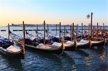 Gondolas covered in snow with view to La Guidecca, sunrise, Venice, UNESCO World Heritage Site, Veneto, Italy, Europe Foto de stock - Sin royalties Premium, Código: 6119-09073895