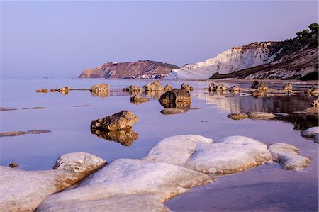 simsearch:6119-09073978,k - White cliffs known as Scala dei Turchi frame the calm sea at dawn, Porto Empedocle, Province of Agrigento, Sicily, Italy, Mediterranean, Europe Fotografie stock - Premium Royalty-Free, Codice: 6119-09073976