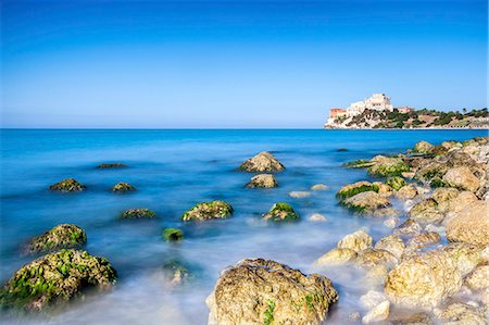 Sunrise on turquoise sea frames the medieval Falconara Castle, Butera, Province of Caltanissetta, Sicily, Italy, Mediterranean, Europe Foto de stock - Sin royalties Premium, Código: 6119-09073983