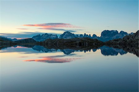 simsearch:6119-09073984,k - Blue sky and pink clouds reflected in Lago Nero at dawn, Cornisello Pinzolo, Brenta Dolomites, Trentino-Alto Adige, Italy, Europe Foto de stock - Sin royalties Premium, Código: 6119-09073985