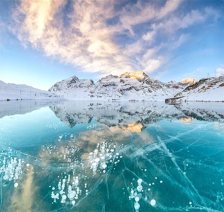Panorama of ice bubbles and frozen surface of Lago Bianco at dawn, Bernina Pass, canton of Graubunden, Engadine, Switzerland, Europe Photographie de stock - Premium Libres de Droits, Code: 6119-09074051