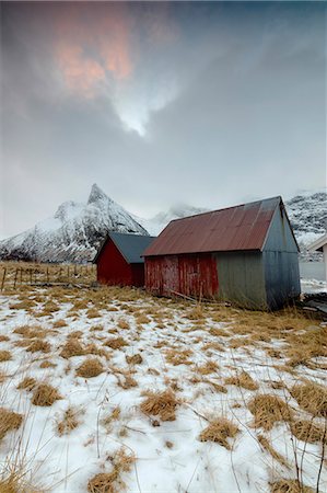 ersfjorden - Clouds on snowy peaks above typical wooden hut called Rorbu, Senja, Ersfjord, Troms county, Norway, Scandinavia, Europe Foto de stock - Sin royalties Premium, Código: 6119-09074071