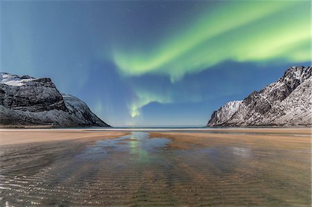 Sandy beach and snowy peaks framed by the Northern Lights (aurora borealis) in the polar night, Ersfjord, Senja, Troms, Norway, Scandinavia, Europe Foto de stock - Sin royalties Premium, Código: 6119-09074075