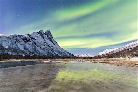 The snowy peak of Otertinden and the Northern Lights (aurora borealis) in the polar night, Oteren, Lyngen Alps, Troms, Norway, Scandinavia, Europe Foto de stock - Sin royalties Premium, Código: 6119-09074086