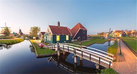 simsearch:841-07083116,k - Panorama of wooden houses and windmills of the typical village of Zaanse Schans at dusk, North Holland, The Netherlands, Europe Photographie de stock - Premium Libres de Droits, Code: 6119-09074161