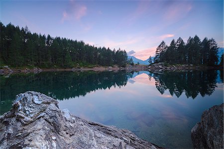 simsearch:6119-09182475,k - Trees reflected in Lago Azzurro under pink sky at dawn, Motta Madesimo, Spluga Valley, Sondrio, Valtellina, Lombardy, Italy, Europe Foto de stock - Royalty Free Premium, Número: 6119-09074167