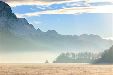 simsearch:841-09255686,k - Mist at sunset on Lake Sils covered with snow, Maloja, Engadine, Canton of Graubunden, Switzerland, Europe Foto de stock - Sin royalties Premium, Código: 6119-09074190