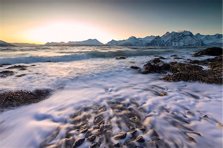 simsearch:6119-09074125,k - The sunset light reflected on the waves of cold sea crashing on the rocks, Djupvik, Lyngen Alps, Troms, Norway, Scandinavia, Europe Photographie de stock - Premium Libres de Droits, Code: 6119-09074100