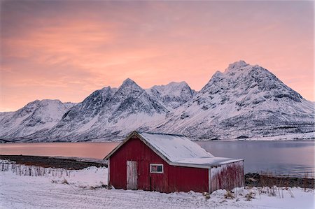 simsearch:6119-09074096,k - Pink clouds at dawn on the wooden hut surrounded by frozen sea and snowy peaks, Svensby, Lyngen Alps, Troms, Norway, Scandinavia, Europe Stockbilder - Premium RF Lizenzfrei, Bildnummer: 6119-09074107