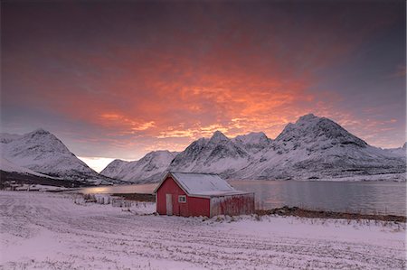 simsearch:6119-09074096,k - Pink clouds at dawn on the wooden hut surrounded by frozen sea and snowy peaks, Svensby, Lyngen Alps, Troms, Norway, Scandinavia, Europe Stockbilder - Premium RF Lizenzfrei, Bildnummer: 6119-09074106