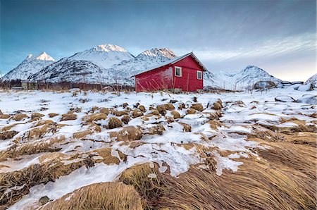 simsearch:6119-09074096,k - Wood hut framed by rocks covered with grass and ice with snowy peaks in the background, Svensby, Lyngen Alps, Troms, Norway, Scandinavia, Europe Stockbilder - Premium RF Lizenzfrei, Bildnummer: 6119-09074108