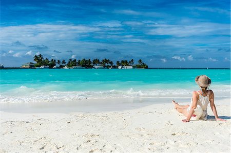 simsearch:6119-08803342,k - Woman sitting on a white sand beach enjoying the turquoise water, Sun Island Resort, Nalaguraidhoo island, Ari atoll, Maldives, Indian Ocean, Asia Foto de stock - Sin royalties Premium, Código: 6119-09074282