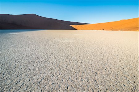 simsearch:6119-07451753,k - Deadvlei, an old dry lake in the Namib desert, Namibia, Africa Fotografie stock - Premium Royalty-Free, Codice: 6119-09074296