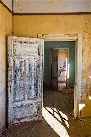 Interior of a colonial house, old diamond ghost town, Kolmanskop (Coleman's Hill), near Luderitz, Namibia, Africa Foto de stock - Royalty Free Premium, Número: 6119-09074303