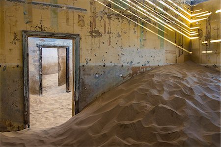 désert - Sand in an old colonial house, old diamond ghost town,  Kolmanskop (Coleman's Hill), near Luderitz, Namibia, Africa Photographie de stock - Premium Libres de Droits, Code: 6119-09074300