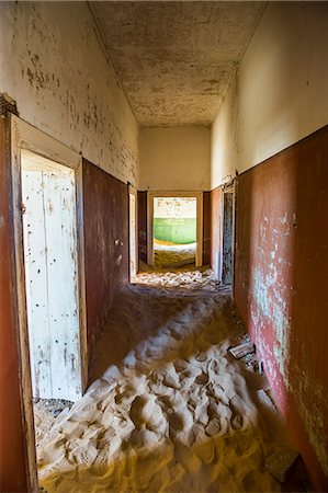 Sand in an old colonial house, old diamond ghost town, Kolmanskop (Coleman's Hill), near Luderitz, Namibia, Africa Foto de stock - Royalty Free Premium, Número: 6119-09074301