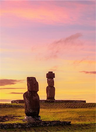 simsearch:6119-07587348,k - Moais in Tahai Archaeological Complex at sunset, Rapa Nui National Park, UNESCO World Heritage Site, Easter Island, Chile, South America Fotografie stock - Premium Royalty-Free, Codice: 6119-09074486