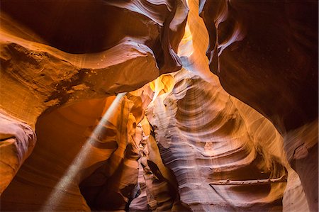 strata - Ray of light through Upper Antelope Canyon, Navajo Tribal Park, Arizona, United States of America, North America Foto de stock - Sin royalties Premium, Código: 6119-09074553