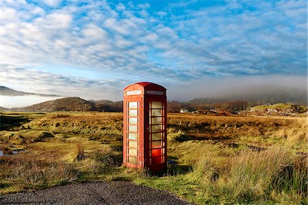 Autumn view of a red telephone box at the side of a quiet road in the remote misty Ardnamurchan moors of the Scottish Highlands, Scotland, United Kingdom, Europe Photographie de stock - Premium Libres de Droits, Code: 6119-09074500