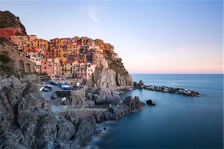 simsearch:6119-09074647,k - Beautiful sunset light shines on the colourful town of Manarola during a long exposure, Manarola, Cinque Terre, UNESCO World Heritage Site, Liguria, Italy, Europe Foto de stock - Royalty Free Premium, Número: 6119-09074648