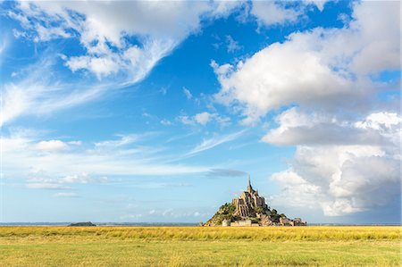 simsearch:879-09033313,k - Clouds in the sky and grass in the foreground, Mont-Saint-Michel, UNESCO World Heritage Site, Normandy, France, Europe Foto de stock - Royalty Free Premium, Número: 6119-09074604