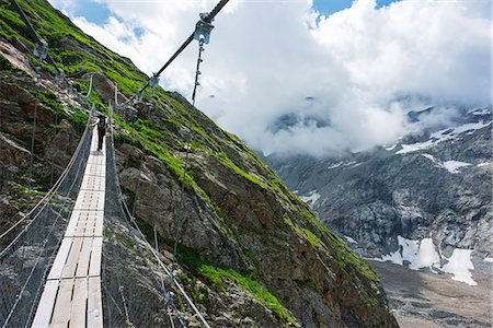 rhone-alpes - Hiker on a suspension bridge, Chamonix, Rhone Alpes, Haute Savoie, France, Europe Foto de stock - Sin royalties Premium, Código: 6119-09074789