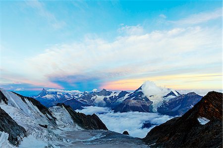 simsearch:6119-09074778,k - The Matterhorn, 4478m and Weisshorn, 4506m, at sunrise, Zermatt, Valais, Swiss Alps, Switzerland, Europe Foto de stock - Sin royalties Premium, Código: 6119-09074795