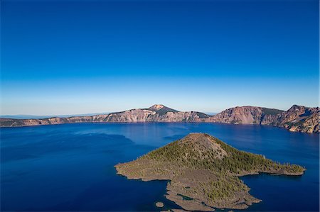 Wizard Island and the still waters of Crater Lake, the deepest lake in the U.S.A., part of the Cascade Range, Oregon, United States of America, North America Photographie de stock - Premium Libres de Droits, Code: 6119-09074866