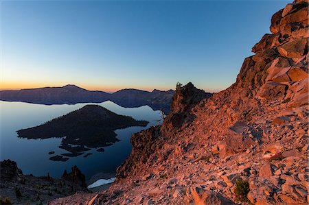 Wizard Island and the still waters of Crater Lake at dawn, the deepest lake in the U.S.A., part of the Cascade Range, Oregon, United States of America, North America Photographie de stock - Premium Libres de Droits, Code: 6119-09074868