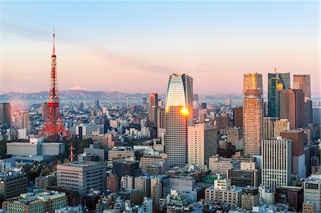 Elevated evening view of the city skyline and iconic Tokyo Tower, Tokyo, Japan, Asia Foto de stock - Royalty Free Premium, Número: 6119-09074893