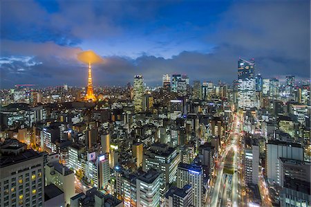 Elevated night view of the city skyline and iconic illuminated Tokyo Tower, Tokyo, Japan, Asia Foto de stock - Sin royalties Premium, Código: 6119-09074892