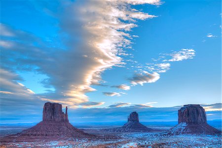 reserva indígena navajo - Sunrise, West Mitten Butte on left, East Mitten Butte in centre and Merrick Butte on right, Monument Valley Navajo Tribal Park, Utah, United States of America, North America Foto de stock - Sin royalties Premium, Código: 6119-09074936