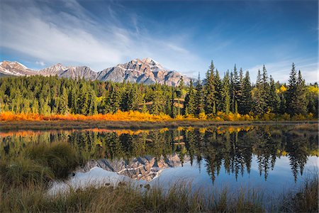 Pyramid Mountain reflected in a lake with autumn colour, Jasper National Park, UNESCO World Heritage Site, Canadian Rockies, Alberta, Canada, North America Photographie de stock - Premium Libres de Droits, Code: 6119-09085590