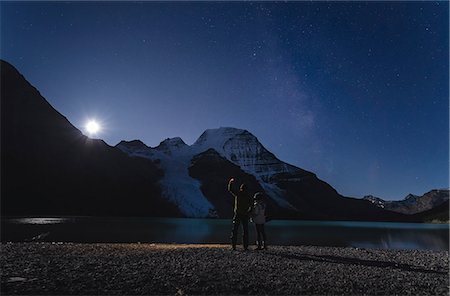 simsearch:6119-09085718,k - Couple watching moonrise over Mount Robson from the Berg Lake in the Mount Robson Provincial Park, UNESCO World Heritage Site, Canadian Rockies, British Columbia, Canada, North America Photographie de stock - Premium Libres de Droits, Code: 6119-09085649