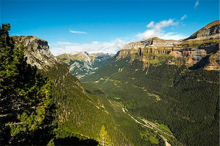 simsearch:6119-08724891,k - View west of the Ordesa Valley glacial trough from the Faja de Pelay hiking trail, Ordesa National Park, Pyrenees, Aragon, Spain, Europe Photographie de stock - Premium Libres de Droits, Code: 6119-09085699