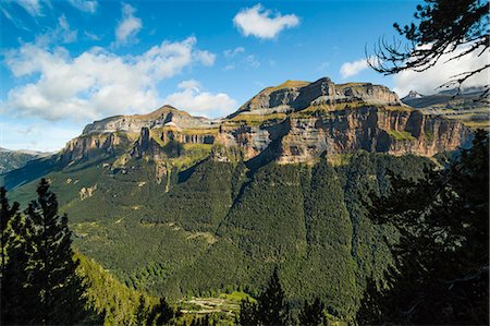 simsearch:6119-09085718,k - Mondarruego, Punta Gallinero and Monte Perdido peaks over the Ordesa Valley North rim, Ordesa National Park, Pyrenees, Aragon, Spain, Europe Stock Photo - Premium Royalty-Free, Code: 6119-09085700