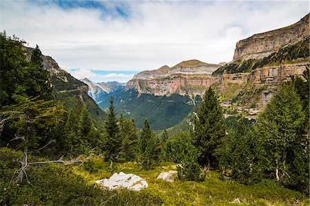 View west along the Ordesa Valley to distant Mondarruego and Otal peaks, Ordesa National Park, Pyrenees, Aragon, Spain, Europe Foto de stock - Sin royalties Premium, Código: 6119-09085702