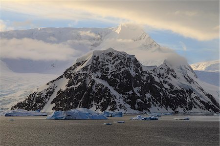 Sunrise, with atmospheric cloud and mist, mountains, glaciers and icebergs, Neko Harbour, Andvord Bay, Graham Land, Antarctica, Polar Regions Foto de stock - Sin royalties Premium, Código: 6119-09147132