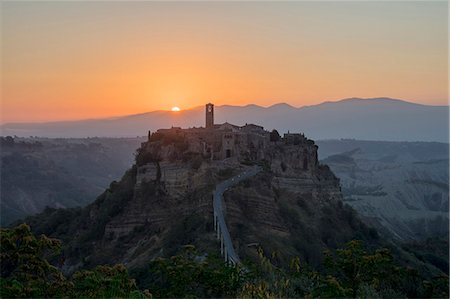 simsearch:6119-09074009,k - Sunrise at Civita di Bagnoregio, a hill-top town, Province of Viterbo, Italy, Europe Stock Photo - Premium Royalty-Free, Code: 6119-09147307