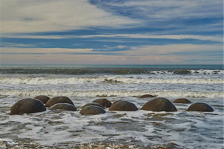 roca moeraki - Moeraki Boulders, a group of very large spherical boulders on Koekohe Beach near Moeraki on the coast of Otago, South Island, New Zealand, Pacific Photographie de stock - Premium Libres de Droits, Code: 6119-09147327