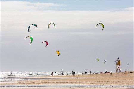 Many people kiteboarding off the Playa de La Barca, Costa Calma, on the volcanic island of Fuerteventura, Canary Islands, Spain, Atlantic, Europe Foto de stock - Sin royalties Premium, Código: 6119-09147332