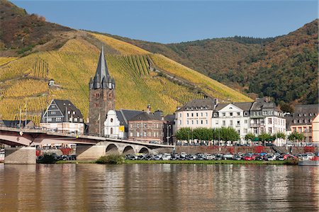 Bernkastel-Kues in autumn, Moselle Valley, Rhineland-Palatinate, Germany, Europe Foto de stock - Sin royalties Premium, Código: 6119-09156426