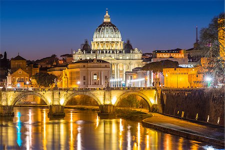 St. Peters Basilica and the Vatican with Ponte St Angelo over river Tiber illuminated at dusk, Rome, Lazio, Italy, Europe Photographie de stock - Premium Libres de Droits, Code: 6119-09156542