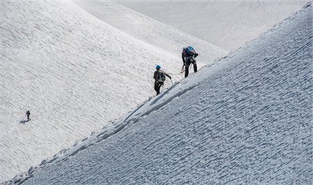 Climbers descending down a steep ridge from the Aiguille du Midi to the valley Blanche below, Chamonix, Haute Savoie, Rhone Alpes, France, Europe Foto de stock - Sin royalties Premium, Código: 6119-09156567